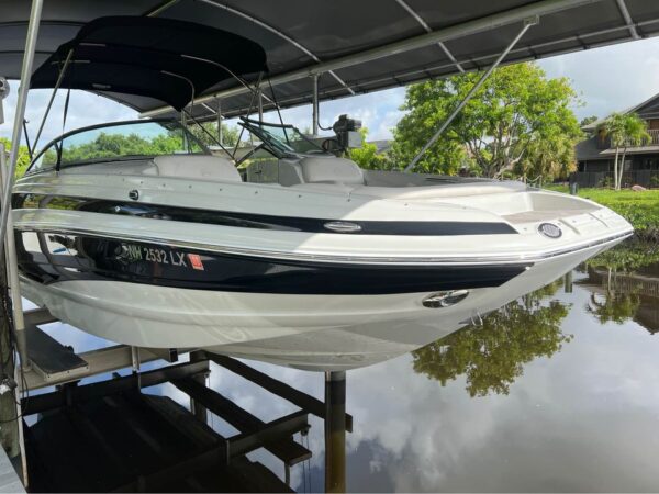 2018 CROWNLINE "E26 SX" DECKBOAT