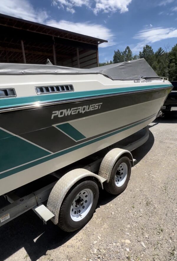 CLASSIC 23' POWERQUEST 230 CONQUEST W/ 2021 HI-PERFORMANCE ENGINE - Image 9