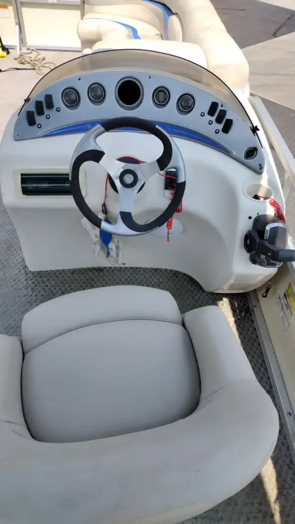 22' BENNINGTON PONTOON BOAT W/ 90 HP EVINRUDE E-TECH - Image 3