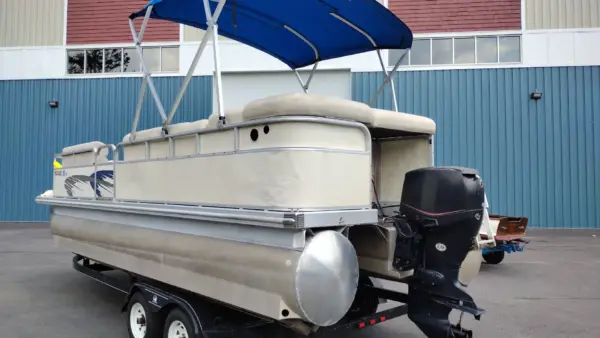 22' BENNINGTON PONTOON BOAT W/ 90 HP EVINRUDE E-TECH - Image 2