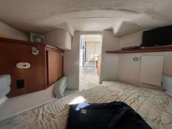 30' CARVER FLYBRIDGE CABIN CRUISER - Image 11