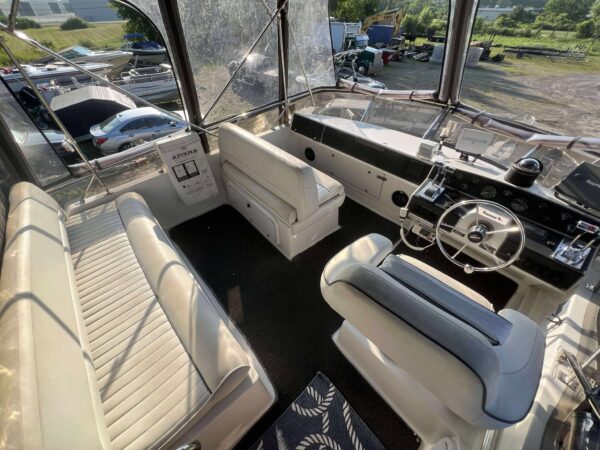 30' CARVER FLYBRIDGE CABIN CRUISER - Image 13