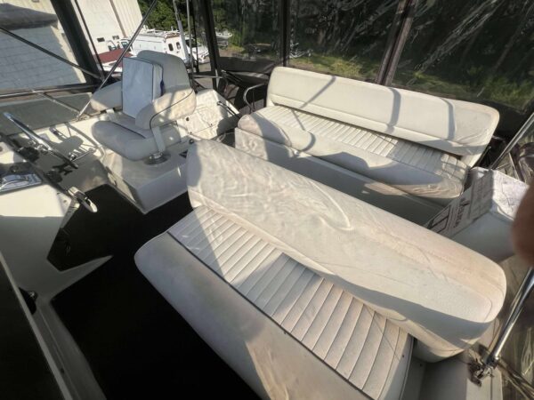30' CARVER FLYBRIDGE CABIN CRUISER - Image 14