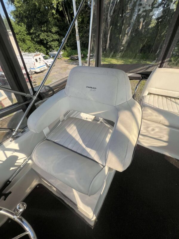30' CARVER FLYBRIDGE CABIN CRUISER - Image 17