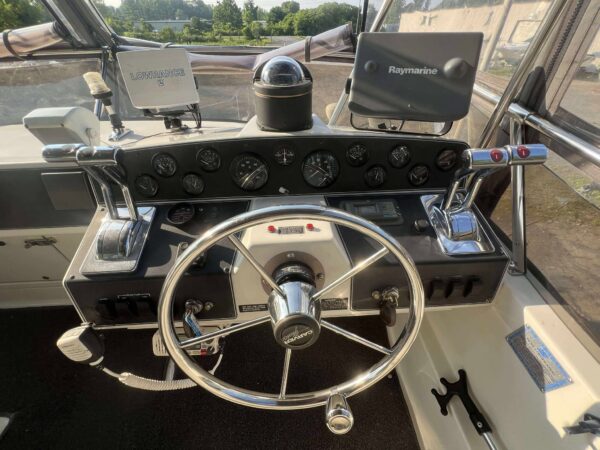 30' CARVER FLYBRIDGE CABIN CRUISER - Image 18